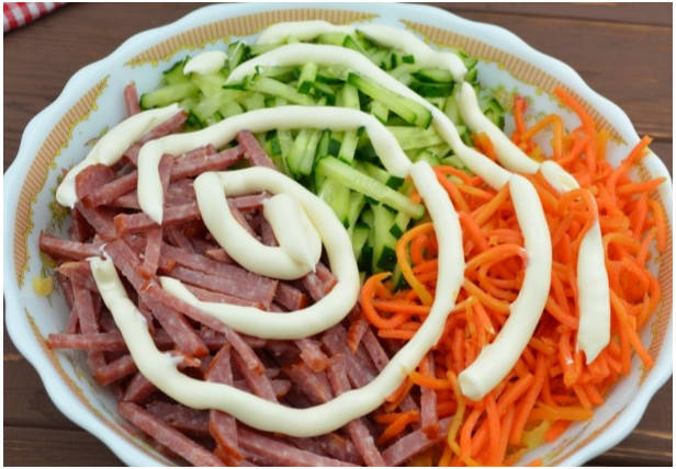 Блинный салат с колбасой и свежими огурцами