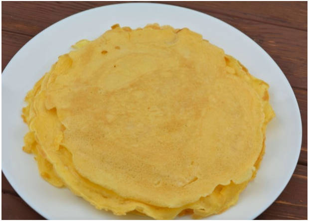 Блинный салат с колбасой и свежими огурцами