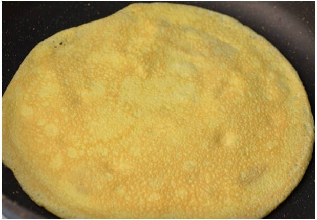 Блинный салат с колбасой и свежими огурцами