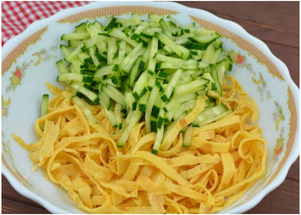 Блинный салат с колбасой и свежими огурцами