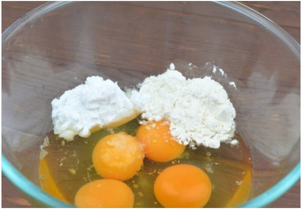 Блинный салат с колбасой и свежими огурцами