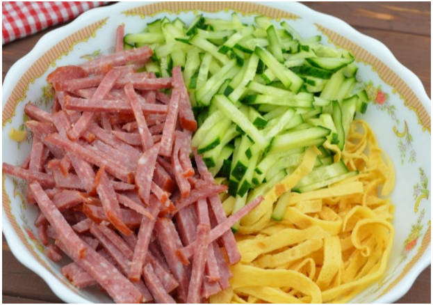 Блинный салат с колбасой и свежими огурцами
