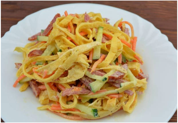 Блинный салат с колбасой и свежими огурцами