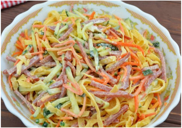 Блинный салат с колбасой и свежими огурцами