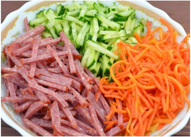 Блинный салат с колбасой и свежими огурцами