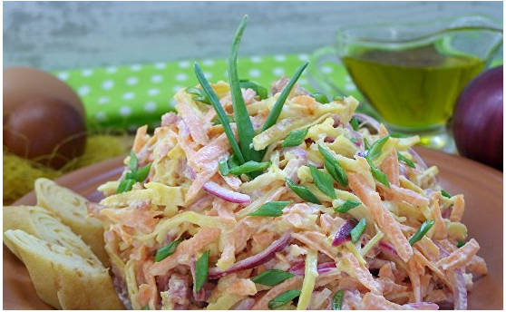 Блинный салат с колбасой и луком