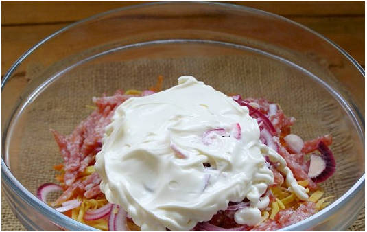 Блинный салат с колбасой и луком