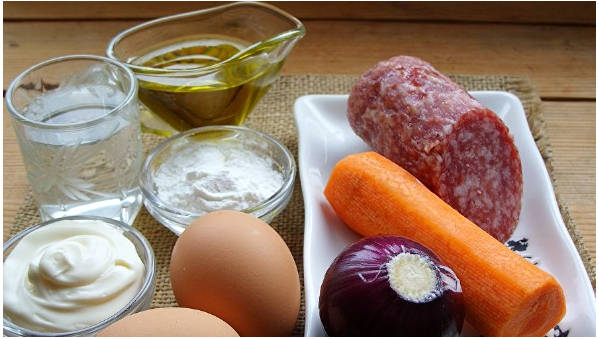 Блинный салат с колбасой и луком