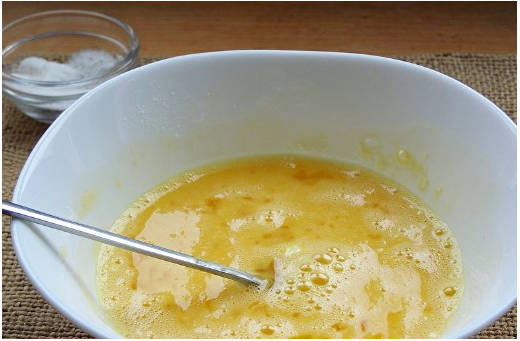 Блинный салат с колбасой и луком