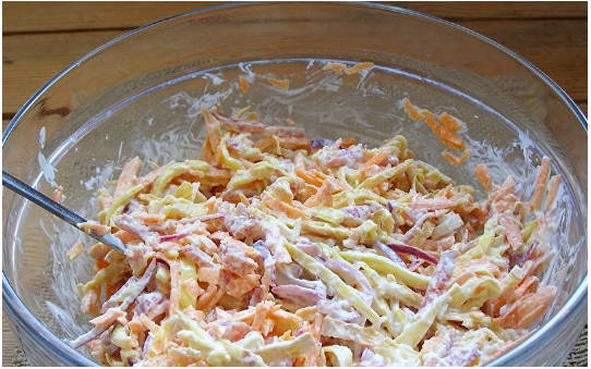 Блинный салат с колбасой и луком