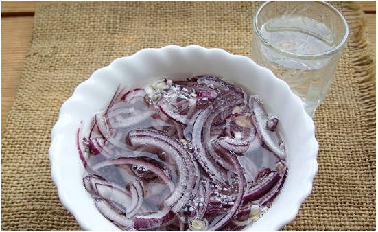 Блинный салат с колбасой и луком