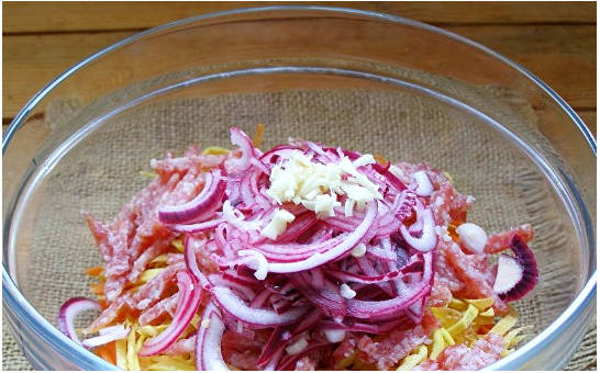 Блинный салат с колбасой и луком