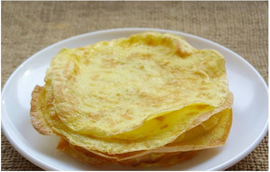 Блинный салат с колбасой и луком