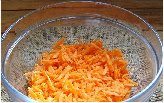 Блинный салат с колбасой и луком