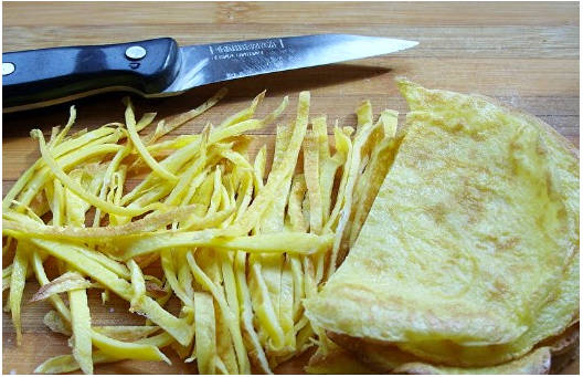 Блинный салат с колбасой и луком