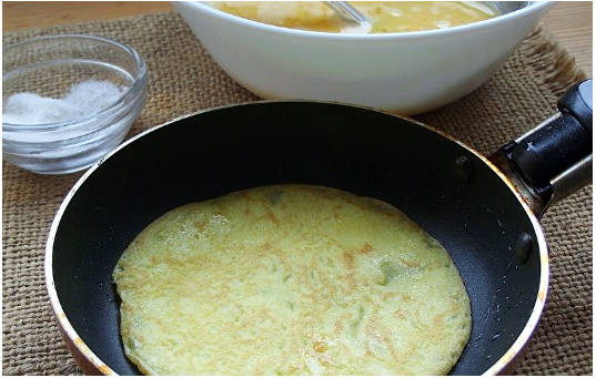 Блинный салат с колбасой и луком