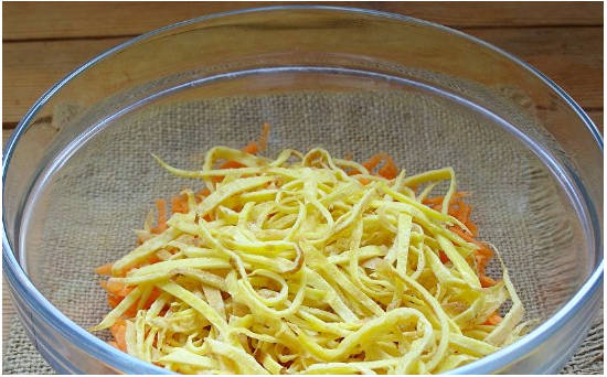 Блинный салат с колбасой и луком