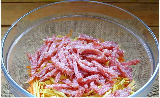 Блинный салат с колбасой и луком