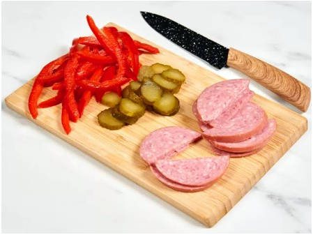 Блинный салат с колбасой и кукурузой
