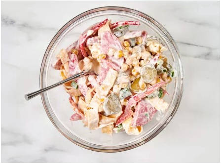 Блинный салат с колбасой и кукурузой