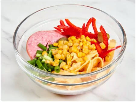 Блинный салат с колбасой и кукурузой