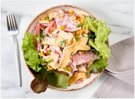 Блинный салат с колбасой и кукурузой