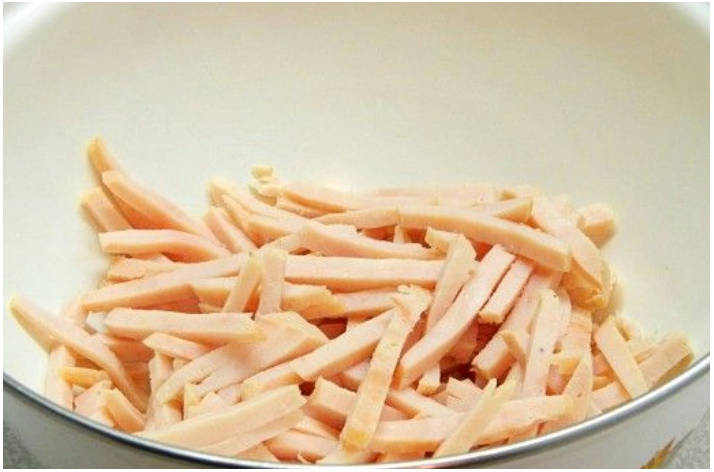 Блинный салат с ветчиной