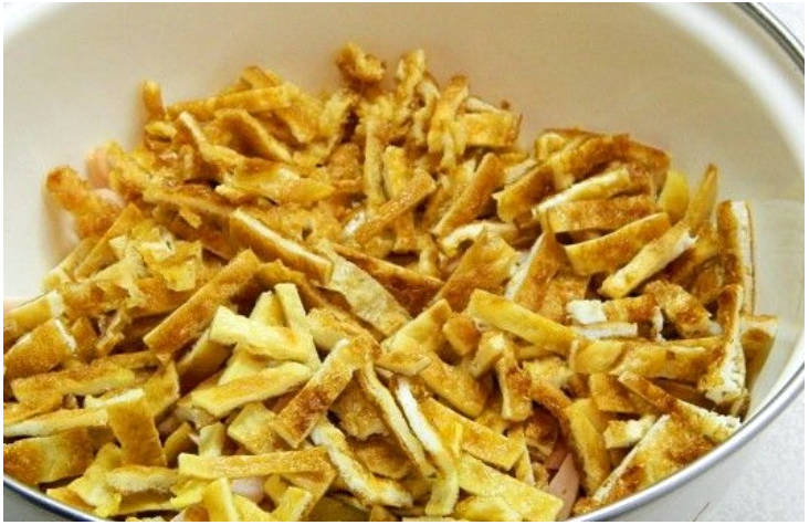 Блинный салат с ветчиной