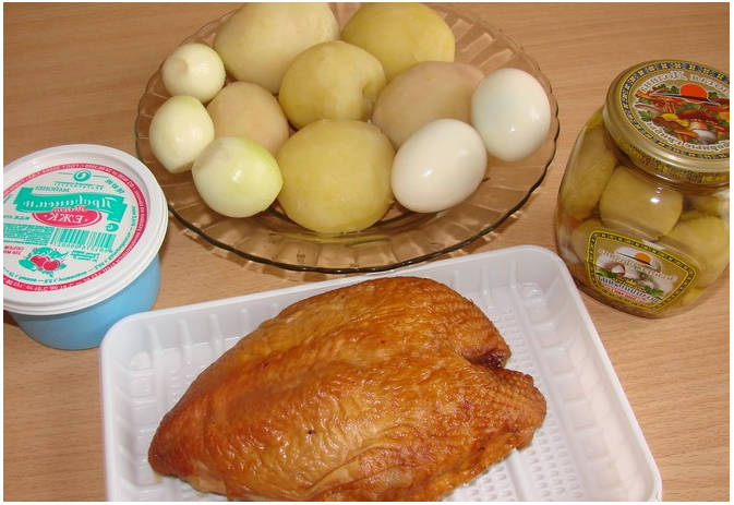 Салат «Белый лебедь» с копченой курицей