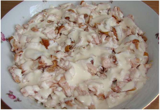 Салат «Белый лебедь» с копченой курицей