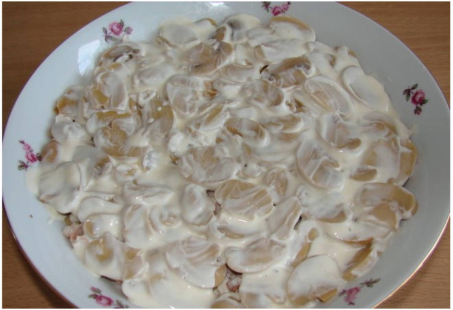 Салат «Белый лебедь» с копченой курицей