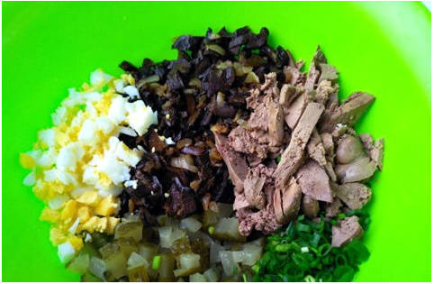 Белорусский салат с печенью и грибами