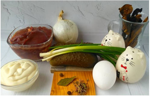 Белорусский салат с печенью и грибами