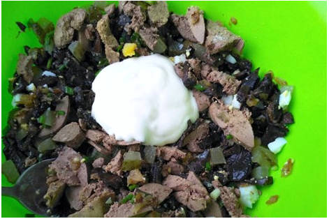 Белорусский салат с печенью и грибами