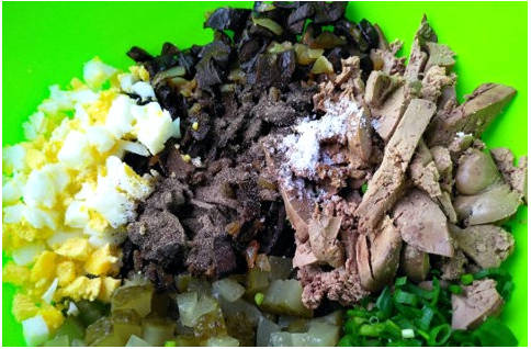 Белорусский салат с печенью и грибами