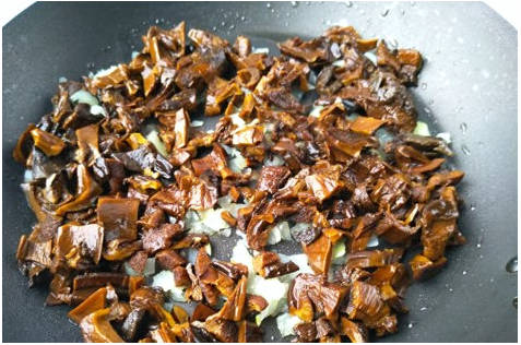 Белорусский салат с печенью и грибами