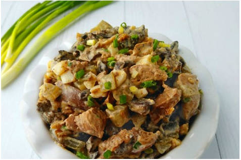 Белорусский салат с печенью и грибами