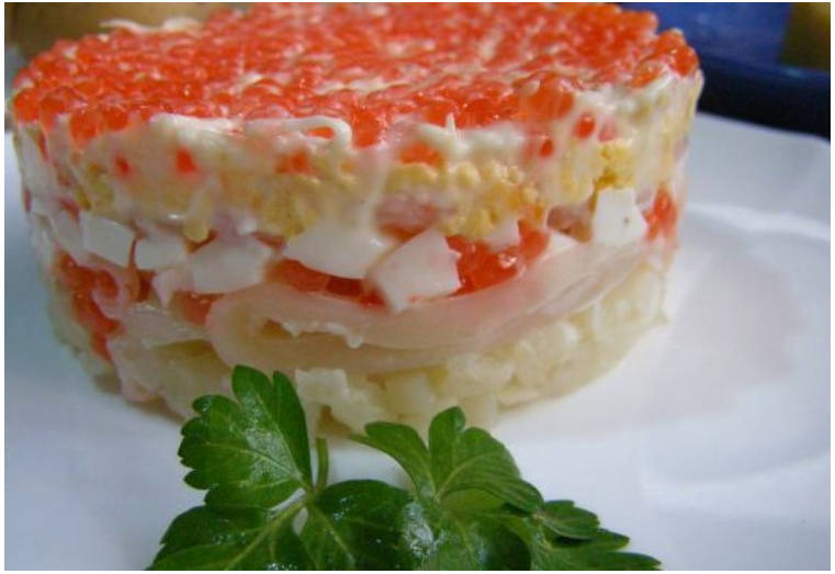 Белковый салат с кальмарами и креветками