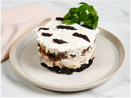 Салат «Белая береза» с черносливом, курицей и шампиньонами