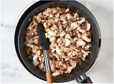 Салат «Белая береза» с черносливом, курицей и шампиньонами