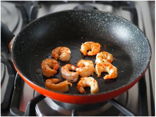 Вьетнамский салат с манго и креветками