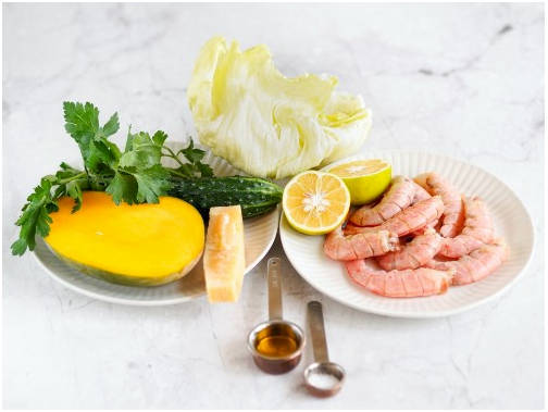 Вьетнамский салат с манго и креветками