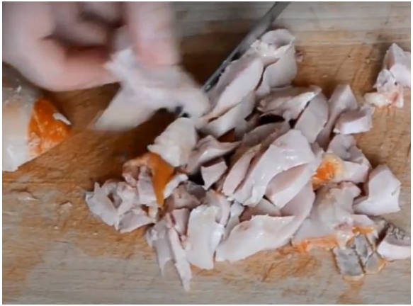 Салат «Гнездо глухаря» с копченой курицей и свежим огурцом
