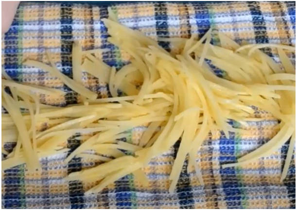 Салат «Гнездо глухаря» с копченой курицей и свежим огурцом