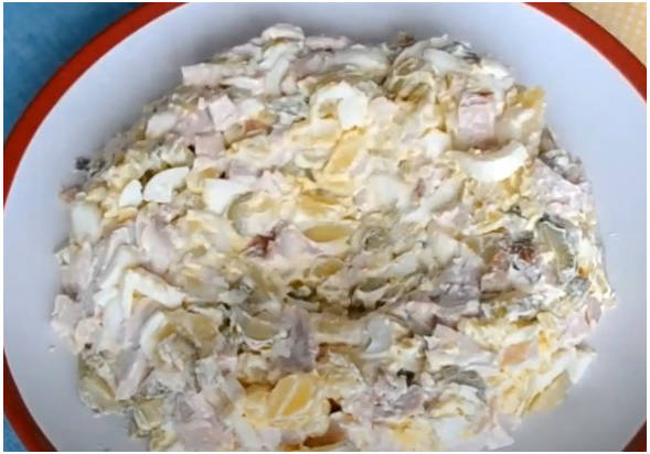 Салат «Гнездо глухаря» с копченой курицей и свежим огурцом