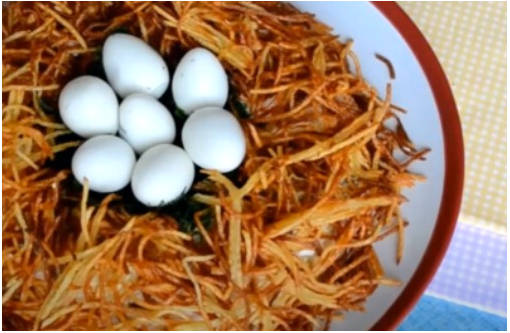 Салат «Гнездо глухаря» с копченой курицей и свежим огурцом