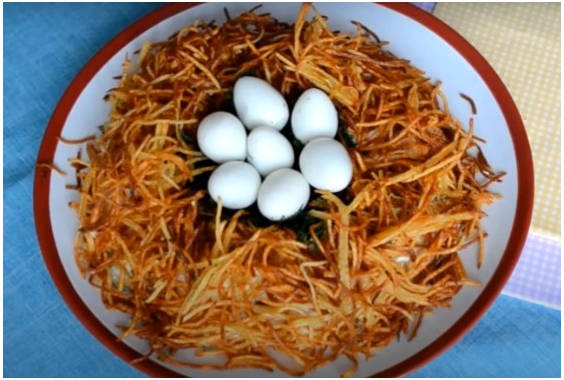 Салат «Гнездо глухаря» с копченой курицей и свежим огурцом