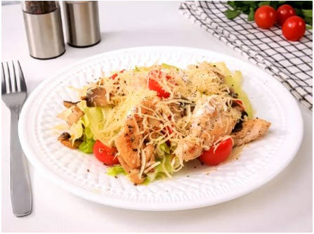 Горячий салат с курицей и грибами