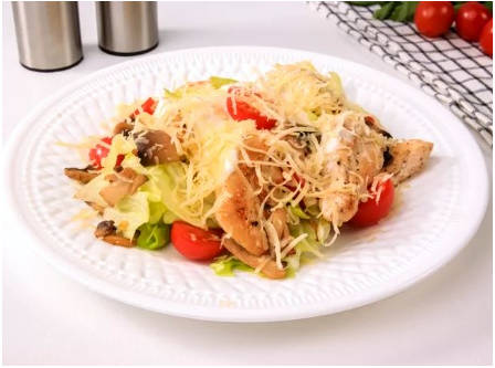 Горячий салат с курицей и грибами