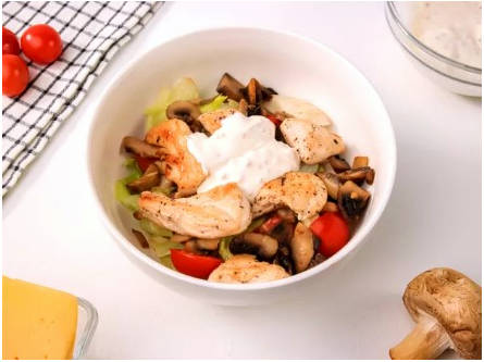 Горячий салат с курицей и грибами